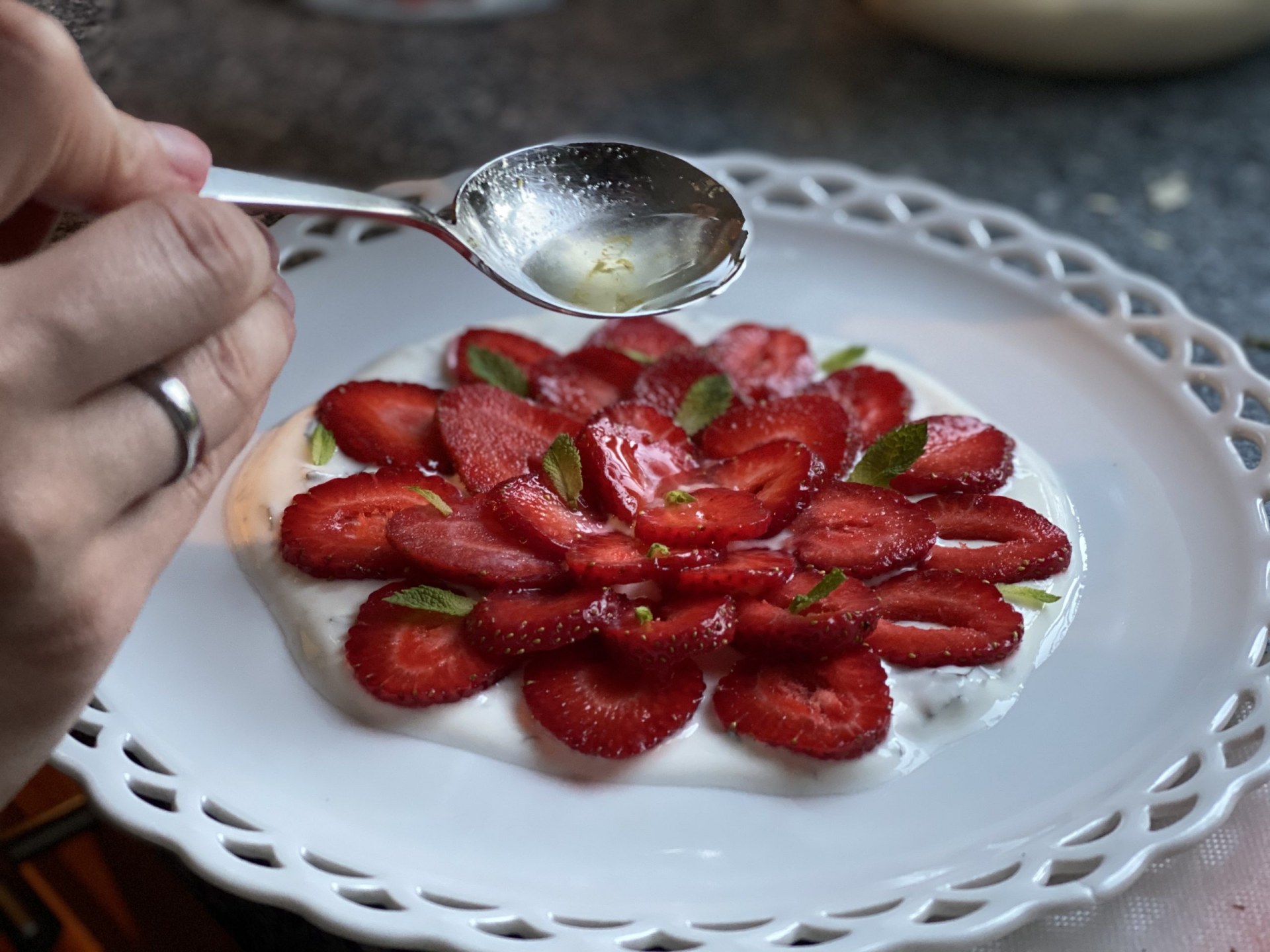 Erdbeer-Carpaccio auf Joghurtspiegel mit Limetten-Vinaigrette – Cookinglisa