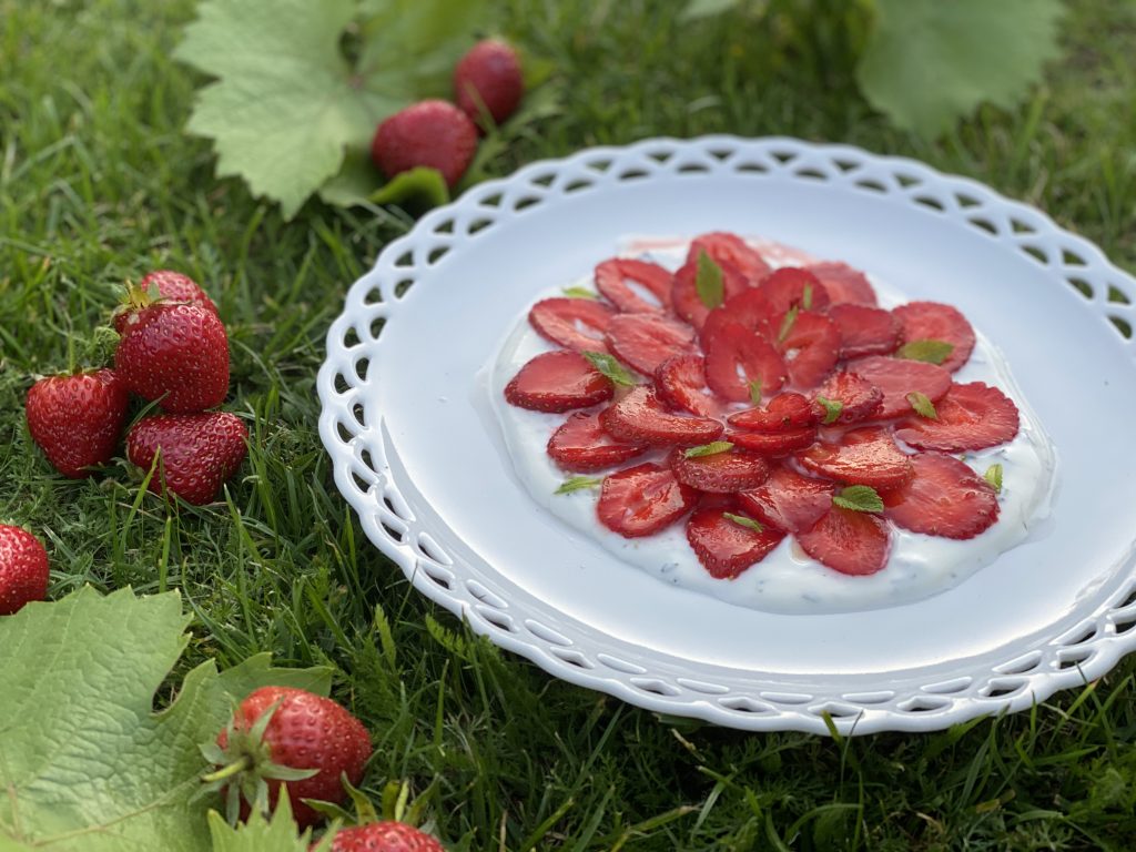Erdbeer-Carpaccio auf Joghurtspiegel mit Limetten-Vinaigrette – Cookinglisa